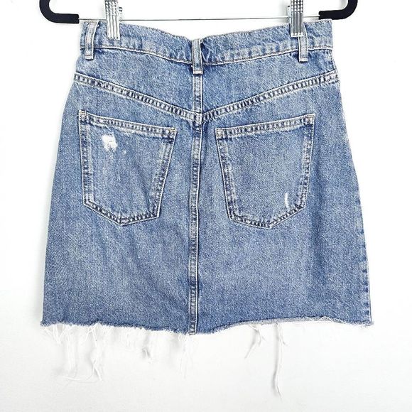 FREE PEOPLE We The Free Distressed Raw Hem Med Wash Denim Mini Skirt Size: 25 - Picture 5 of 8